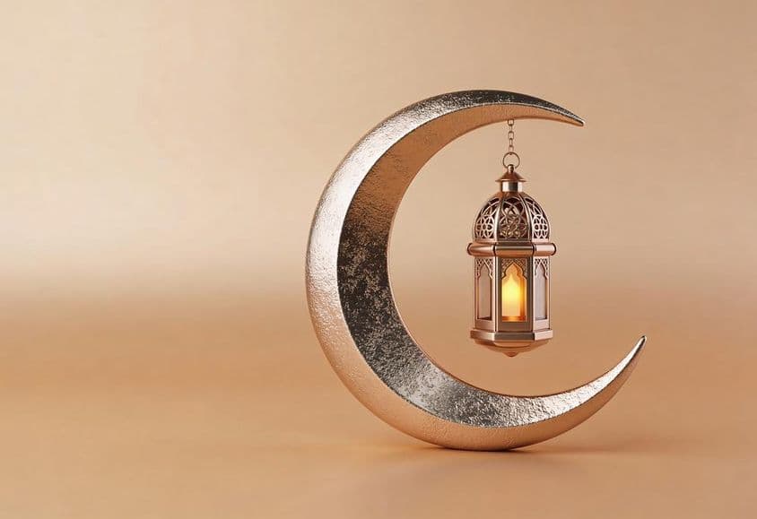 چمکتی ہوئی رمضان کی لالٹین کے ساتھ سجاوٹی ہلال۔
