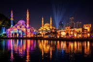 روشنیوں میں نہائی شارجہ کی عمارتیں۔