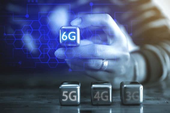 ایک جوان تاجر اسٹیل کیوب کی شکل کی گیند استعمال کر رہا ہے، عنوان: ۶جی۔