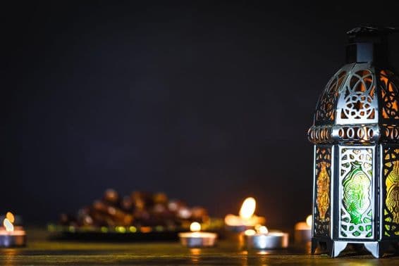 غروب آفتاب کے آسمان کے خلاف رمضان موم بتی۔