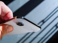 نیا ایپل آئی فون ایئر اسمارٹ فون تھامے ہوئے ایک ہاتھ۔