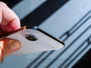 نیا ایپل آئی فون ایئر اسمارٹ فون تھامے ہوئے ایک ہاتھ۔