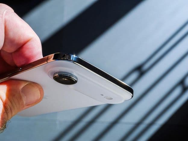 نیا ایپل آئی فون ایئر اسمارٹ فون تھامے ہوئے ایک ہاتھ۔