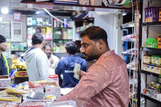 دبئی کے مقامی بازار میں خریداری کرتے ہوئے لوگ