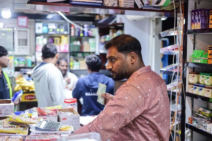 دبئی کے مقامی بازار میں خریداری کرتے ہوئے لوگ