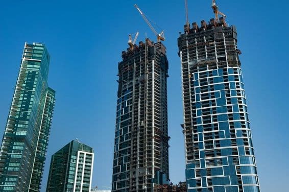 سمندر کے کنارے زیر تعمیر جدید فلک بوس اپارٹمنٹ کمپلیکس۔