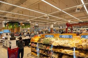 دبئی مال آف ایمیریٹس میں کیری فور سپرمارکیٹ میں لوگ۔