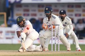 فیلڈ پر کرکٹ کے کھلاڑی۔