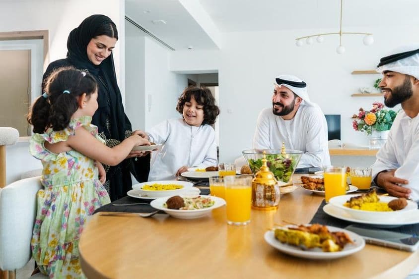 رمضان کے دوران افطار کے بعد گھر میں خوشحال عرب خاندان