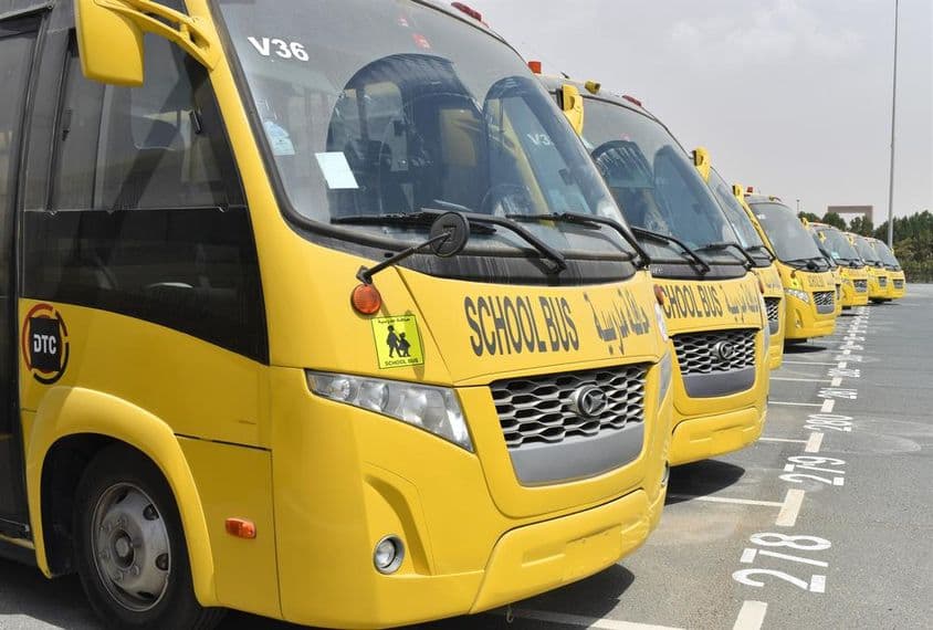 دبئی میں ایک پارکنگ لاٹ میں کھڑی کئی پیلی اسکول بسیں۔