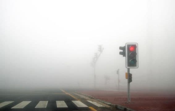 دبئی کی سڑک پر دھند۔