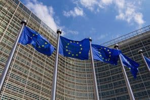 یورپی یونین کے جھنڈے ہوا میں لہراتے ہوئے۔