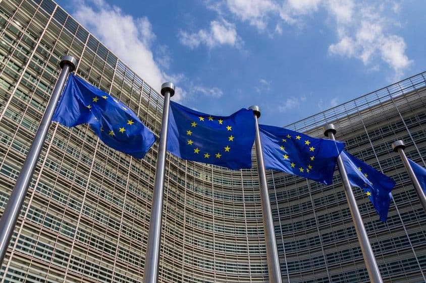 یورپی یونین کے جھنڈے ہوا میں لہراتے ہوئے۔