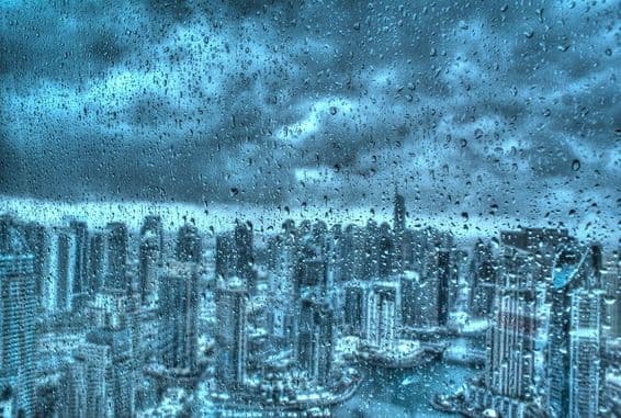 دبئی میں کھڑکی کے ذریعے بارش