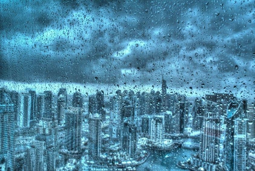 دبئی میں کھڑکی کے ذریعے بارش