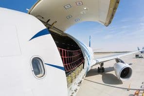 دبئی میں فریٹ لوڈنگ کے لئے تیار کارگو طیارے