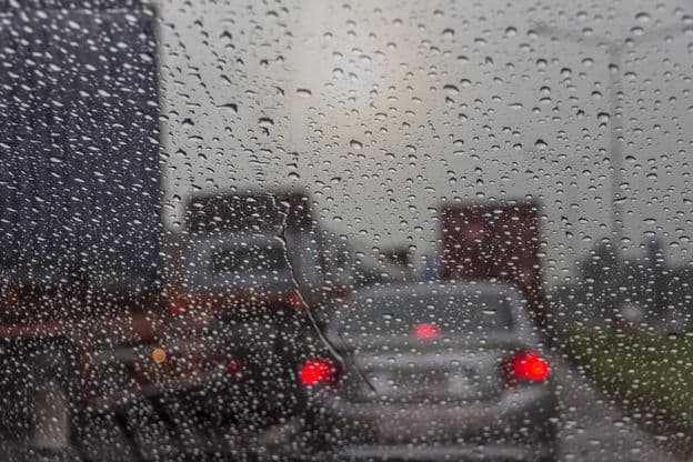 ایک کار کے شیشے سے دیکھی گئی بارش۔