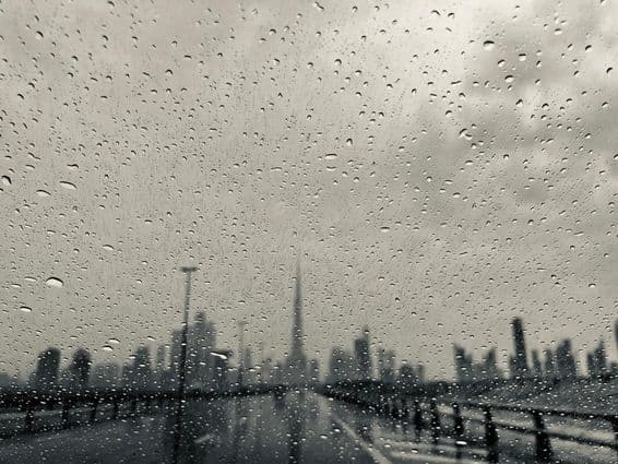 یہ دبئی، متحدہ عرب امارات میں بارش ہو رہی ہے۔