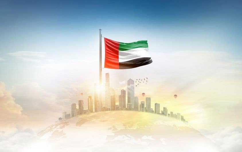 متحدہ عرب امارات کا پرچم لہراتا ہوا