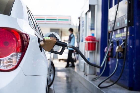 دبئی کے ایک گیس اسٹیشن پر ایندھن کے پمپس۔