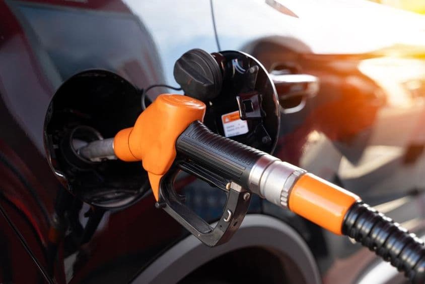 پیٹرول کے ساتھ بھری جا رہی کار