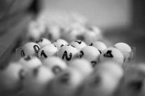 لاٹری گیم کیلئے نمبروں والی سفید گیندیں