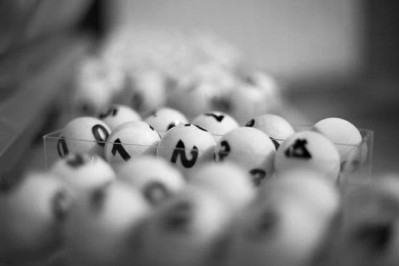 لاٹری گیم کیلئے نمبروں والی سفید گیندیں