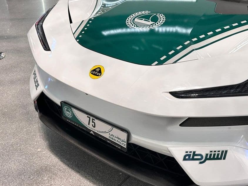 دبئی پولیس کی لوٹس ایلیٹری آر کار