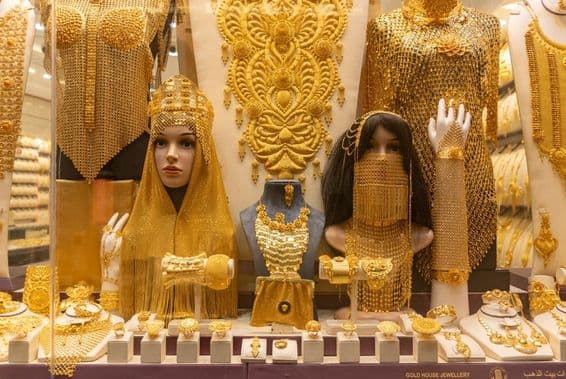 دبئی کی گولڈ سوک مارکیٹ میں نمائش میں خواتین کے زیورات کی تصویر۔
