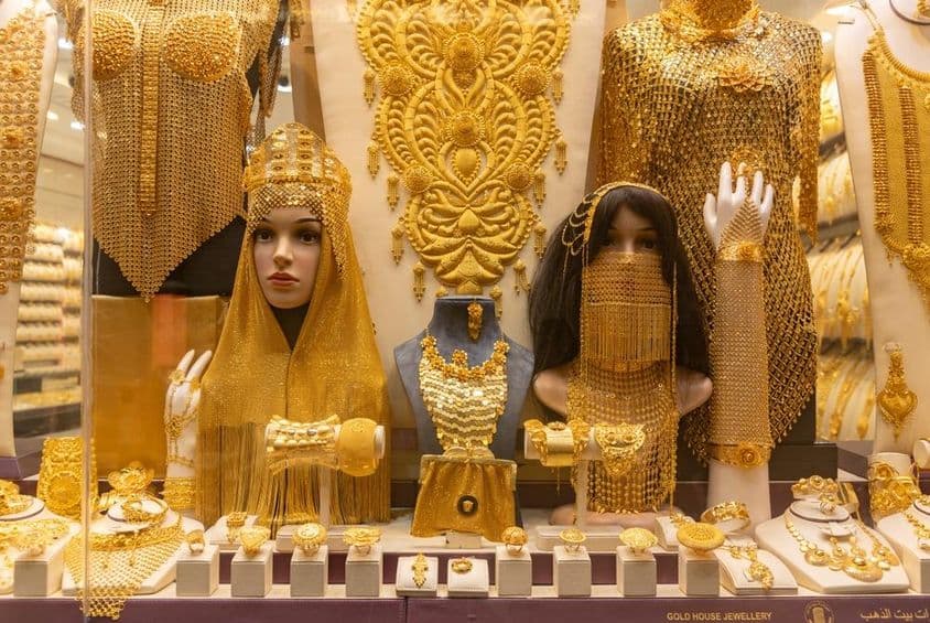 دبئی کی گولڈ سوک مارکیٹ میں نمائش میں خواتین کے زیورات کی تصویر۔