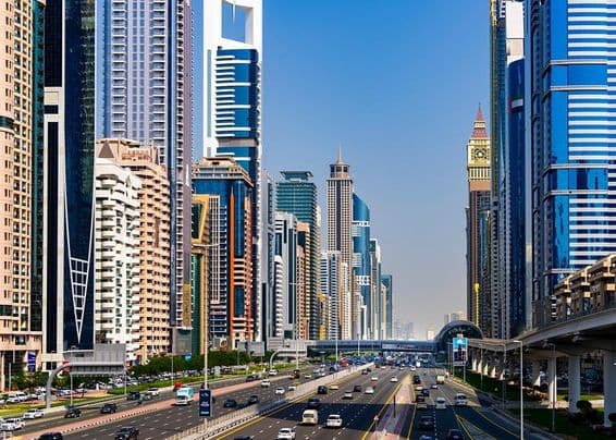 دبئی، ڈاون ٹاون میں فلک بوس عمارات اور شیخ زاید روڈ