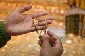 ایک ہاتھ پر لگژری سونے کا بریسلیٹ آزمانے کی کوشش