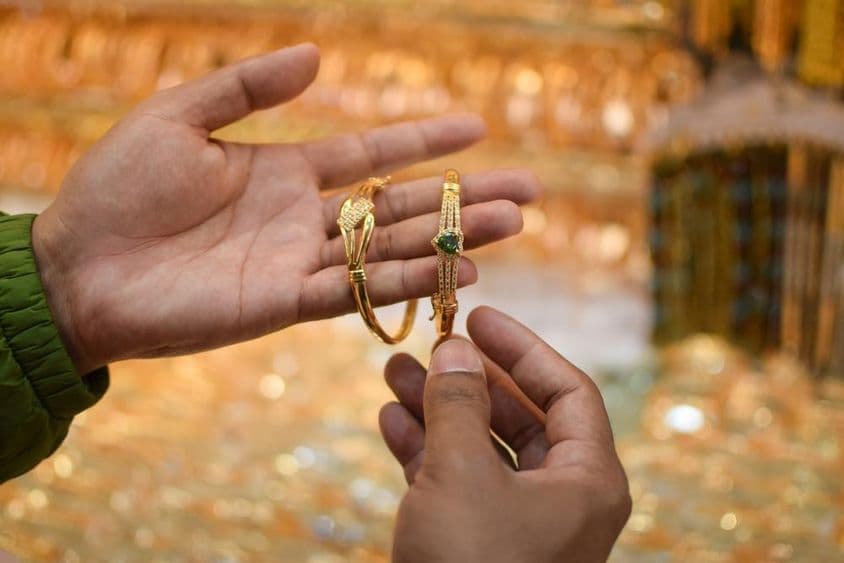 ایک ہاتھ پر لگژری سونے کا بریسلیٹ آزمانے کی کوشش