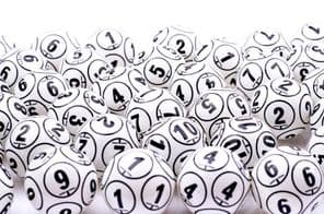 لاٹری گیندوں کا ڈھیر۔