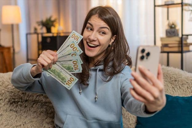 مسکراتی ہوئی نوجوان عورت بلاگر اثرانداز