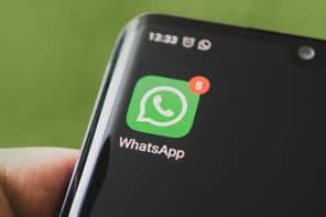 ایک کالے سمارٹ فون پر WhatsApp کا آئیکن