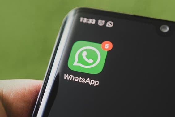 ایک کالے سمارٹ فون پر WhatsApp کا آئیکن