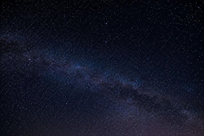 ستاروں سے بھرا رات کا آسمان