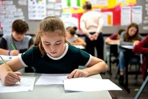 کلاس روم میں امتحانات دیتے ہوئے طلباء۔