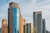 دبئی مرینا کے گرد و نواح میں رہائشی عمارات اور ہوٹلوں کی بلند عمارتیں۔