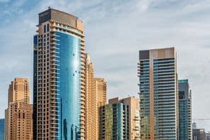 دبئی مرینا کے گرد و نواح میں رہائشی عمارات اور ہوٹلوں کی بلند عمارتیں۔