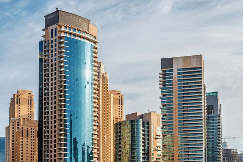 دبئی مرینا کے گرد و نواح میں رہائشی عمارات اور ہوٹلوں کی بلند عمارتیں۔