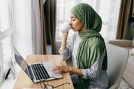 عرب طالب علم گھر پر تعلیم حاصل کر رہا ہے