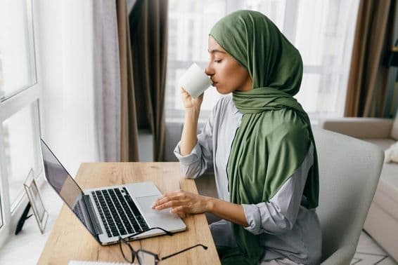 عرب طالب علم گھر پر تعلیم حاصل کر رہا ہے