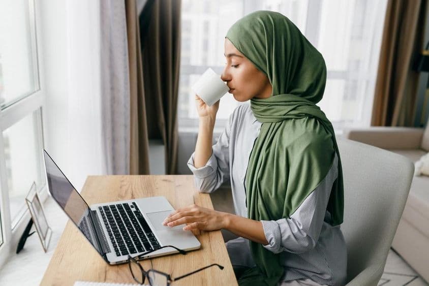 عرب طالب علم گھر پر تعلیم حاصل کر رہا ہے