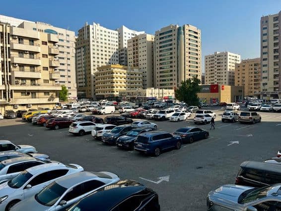 دبئی میں کاروں سے گھرا ایک بڑا پارکنگ لاٹ