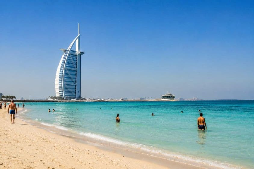 دبئی سمندر کنارے اتوار کا دن