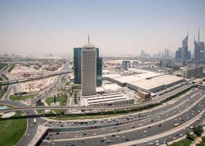 دبئی ورلڈ ٹریڈ سینٹر، پس منظر میں شیخ زید روڈ