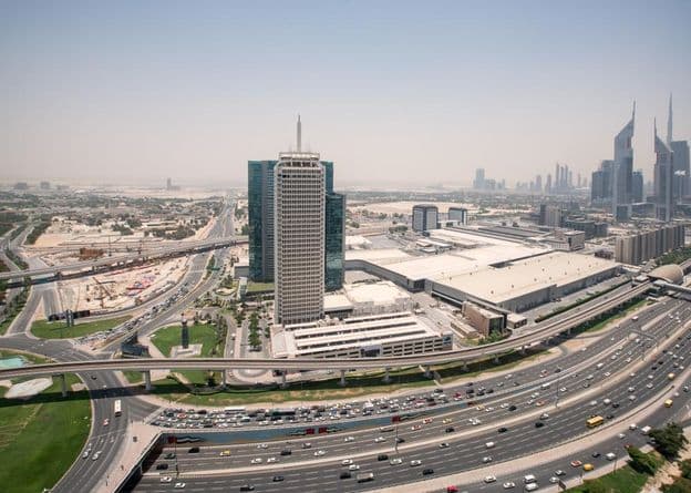 دبئی ورلڈ ٹریڈ سینٹر، پس منظر میں شیخ زید روڈ