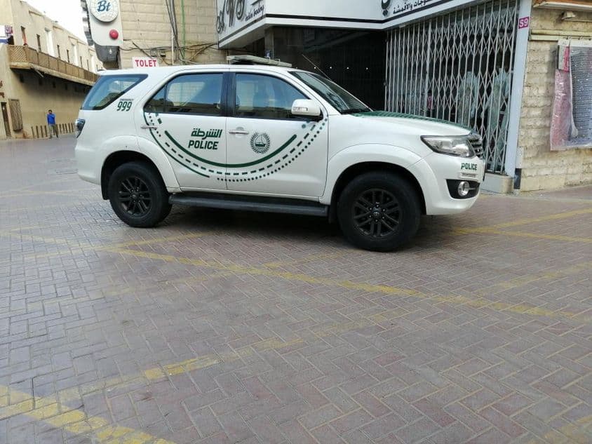 دبئی کی سڑک پر ایک پولیس کار
